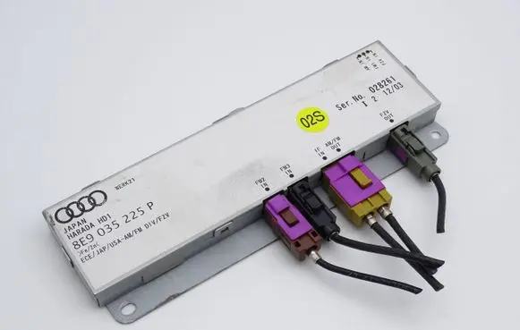 Audi A4 S4 B6 8E 8H Aerial antenna amplifier 8E9035225P