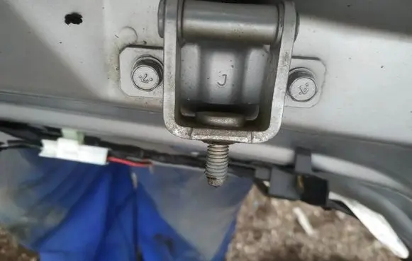 Mitsubishi Outlander Tailgate/trunk/boot hinge