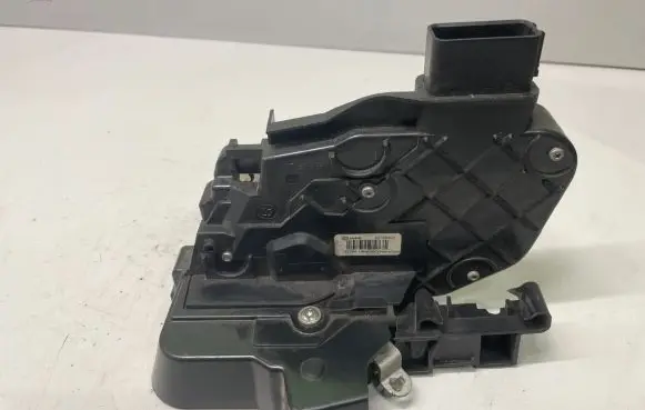 Volvo V50 Front door lock 30799303