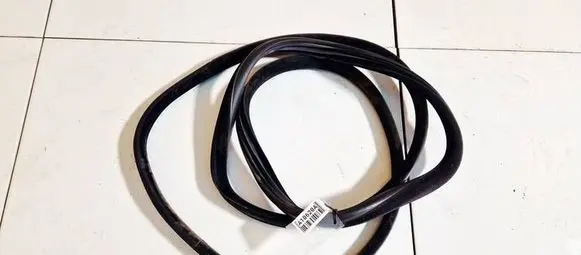 Volvo V70 Rubber seal rear door 