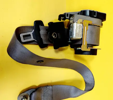 Mercedes-Benz E W210 Front seatbelt 560490721