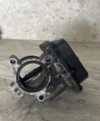 Volkswagen PASSAT B7 Throttle valve 03G128063F 330918962