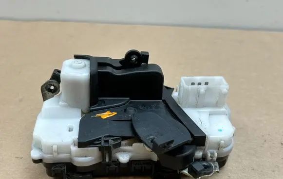Peugeot 607 Front door lock 