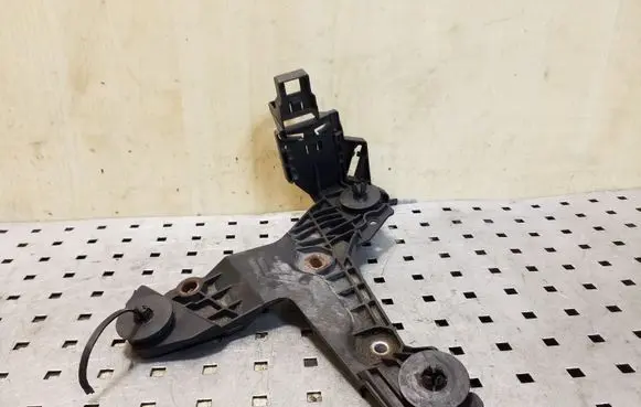 Volvo XC70 Air filter cleaner box bracket assembly 30636575