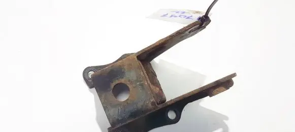 Mazda 323 Engine mounting bracket