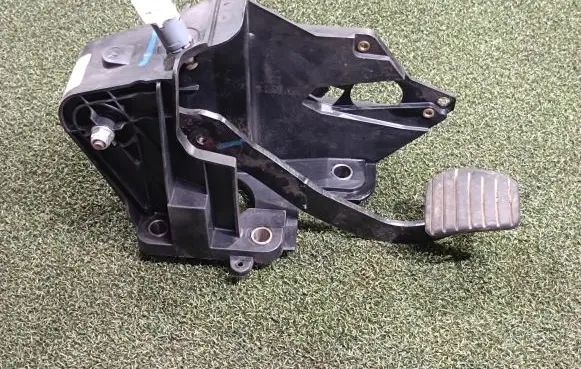 Renault Master III Brake pedal 8200672233