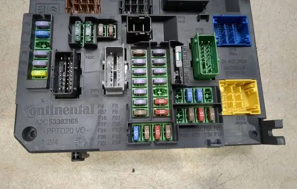 Peugeot 2008 I Fuse module 9665547480 BSIQ0300 S180121003H