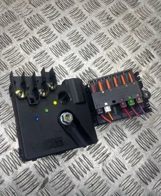 Mercedes-Benz E W211 Fuse module 2119820402 013948371