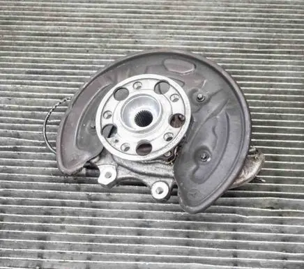 Mercedes-Benz C W205 Rear wheel hub A0004230100