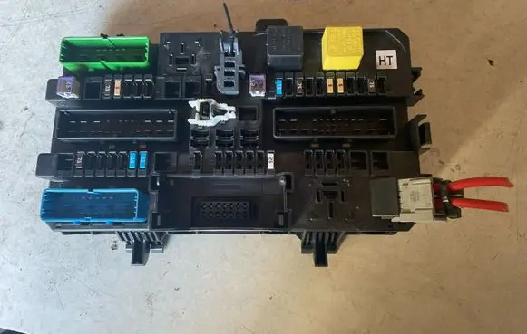 Opel Astra H Fuse module 13222173