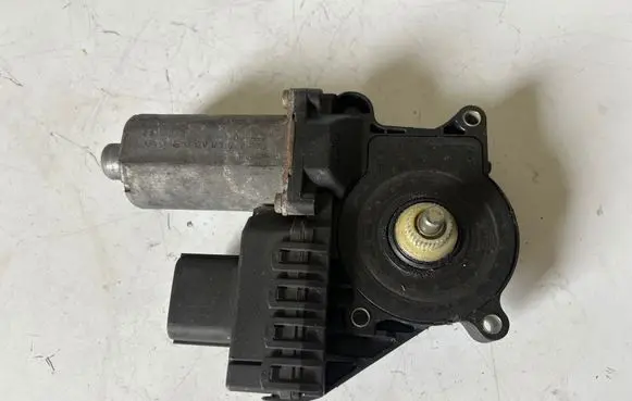 Ford Mondeo Mk III Front door window regulator motor 0130821770