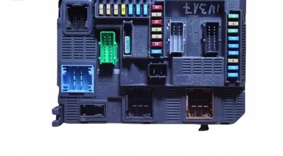 Peugeot 5008 Fuse module 9819850080