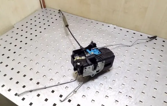 Opel Antara Front door lock