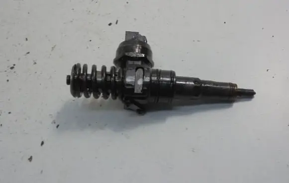 Volkswagen Golf IV Fuel injector 038130073AL