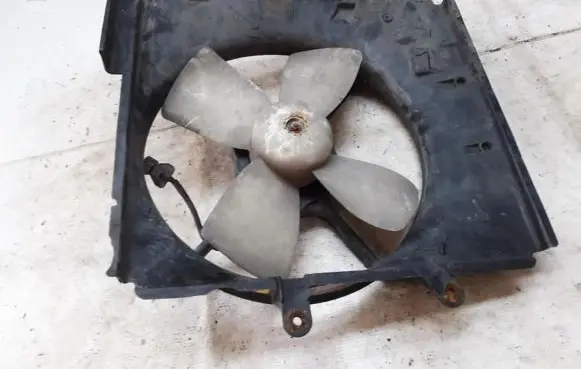 Mazda 323 Radiator cooling fan shroud
