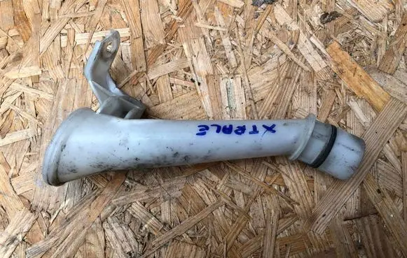 Nissan X-Trail T30 Window washer liquid tank fill tube 