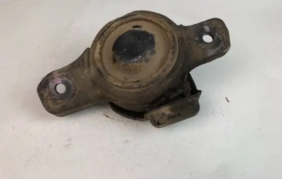 Subaru Outback Engine mount bracket