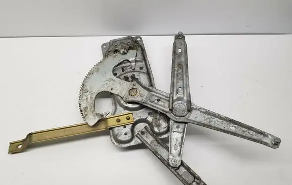 Rear door manual window regulator