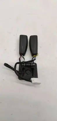 Middle seatbelt buckle (rear)