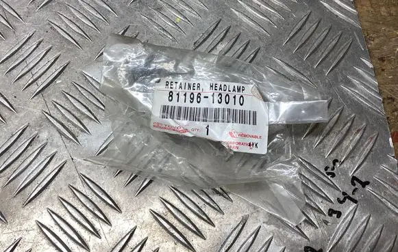 Toyota Corolla E120 E130 Headlight/headlamp mounting bracket 8119613010