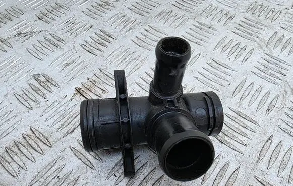 Engine coolant pipe/hose
