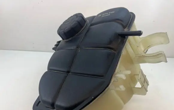 Mercedes-Benz C W203 Coolant expansion tank/reservoir 387999103 A2035000049