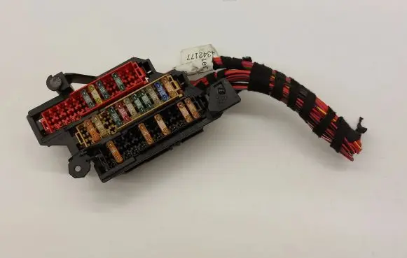 Volkswagen PASSAT B8 Fuse module 8K0941824B