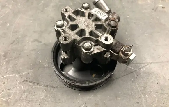 Opel Insignia A Power steering pump 55564138