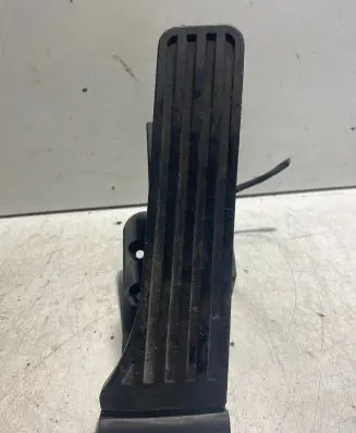 Mercedes-Benz E W212 Accelerator throttle pedal A2043000004 081210 0340