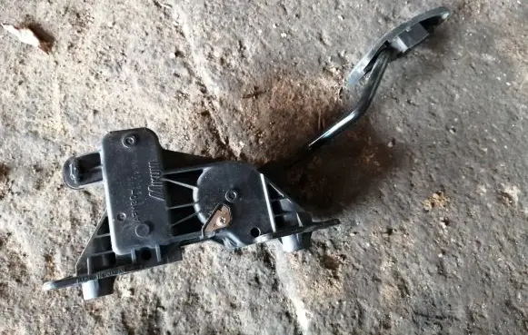 Mitsubishi Grandis Accelerator throttle pedal APM30005 5Y240230