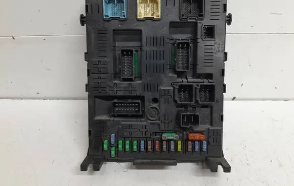 Citroen C4 I Picasso Fuse module 96640590800R 216761594 28120836