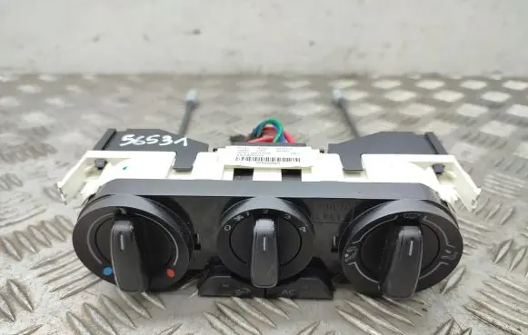 Audi A1 Climate control unit 8X0820045