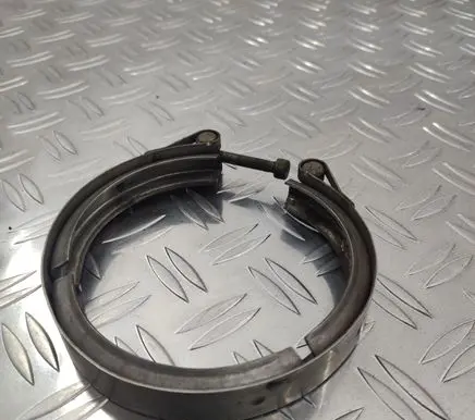 Volkswagen PASSAT B8 Muffler pipe connector clamp 04L131455A