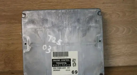 Toyota Avensis T250 Engine control unit/module 8966105690 1758006324