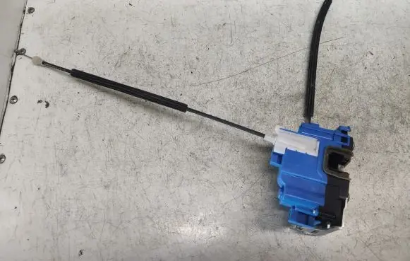 Fiat 500L Front door lock