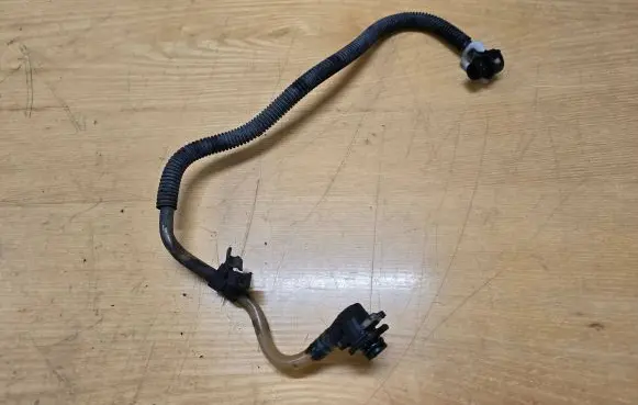 Mercedes-Benz Sprinter W901 W902 W903 W904 Fuel injector supply line/pipe 