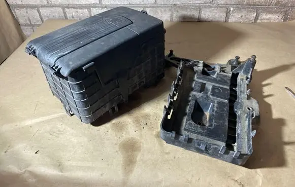 Volkswagen Golf Plus Battery box tray 1K0915335C 1K0915333C