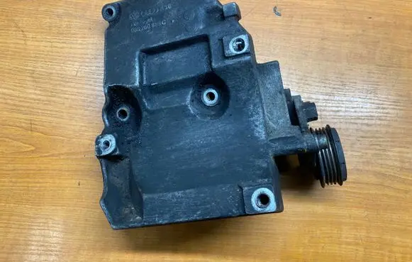 Volkswagen PASSAT B5.5 A/C compressor mount bracket 038260885C