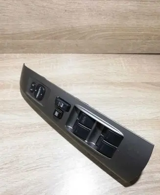 Toyota Prius (XW20) Electric window control switch 8482047012