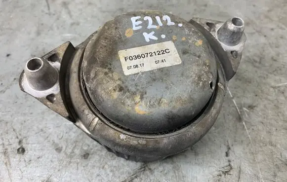 Mercedes-Benz E W212 Engine mount bracket F036072122C