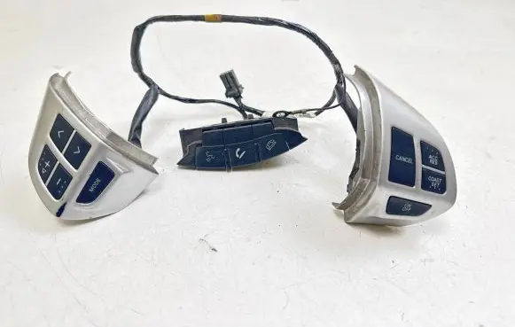Mitsubishi Outlander Steering wheel buttons/switches 75B474