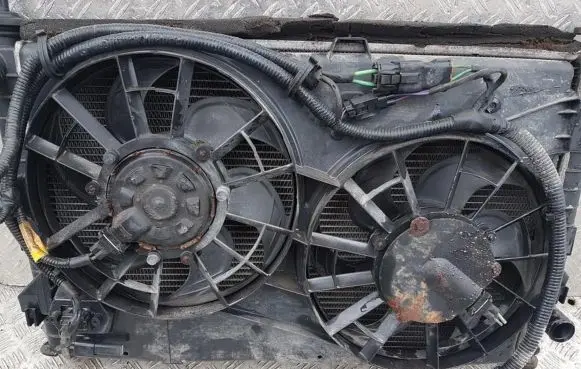 Radiator cooling fan shroud
