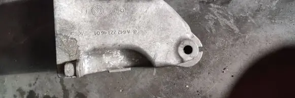Mercedes-Benz E W213 Engine mounting bracket A6422234604