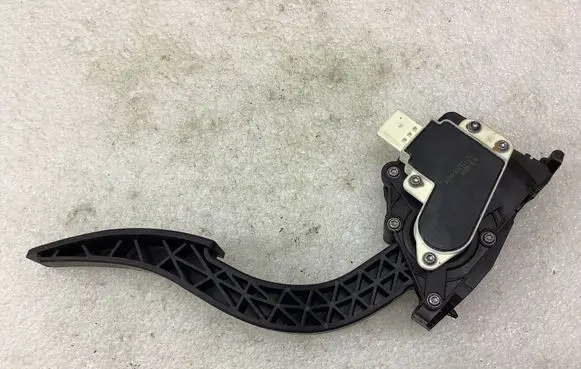 Accelerator throttle pedal