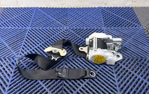 Lexus CT 200H Front seatbelt J082501