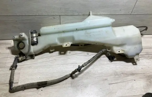 Mitsubishi Pajero Windshield washer fluid reservoir/tank
