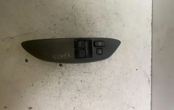 Toyota Yaris Electric window control switch 0113A12