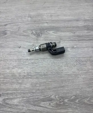 Volkswagen PASSAT B7 Fuel injector 03C906036J
