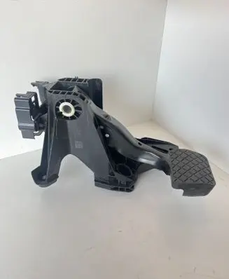 Volkswagen Tiguan Pedal assembly 5Q1723058CC 220920