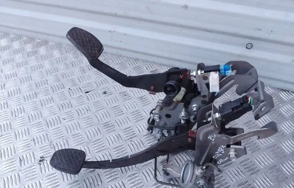 Subaru Outback Pedal assembly 